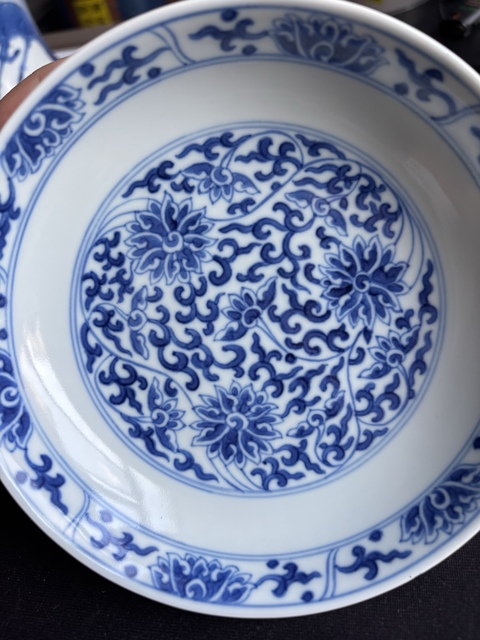古玩陶瓷青花纏枝花卉紋臥盤真品鑒賞圖