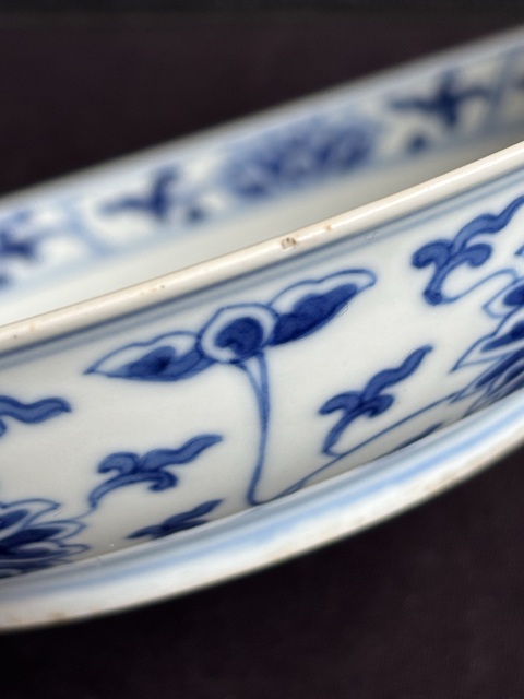 古玩陶瓷青花纏枝花卉紋臥盤真品鑒賞圖