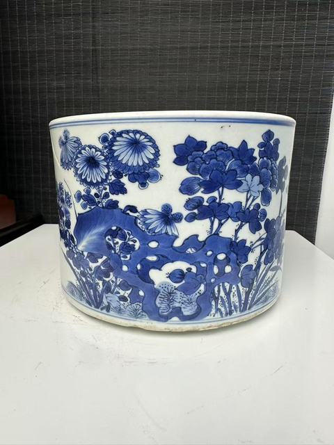 古玩陶瓷青花花卉紋三足爐真品鑒賞圖