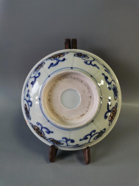 古玩陶瓷晚清青花加彩纏枝蓮紋碗真品鑒賞圖
