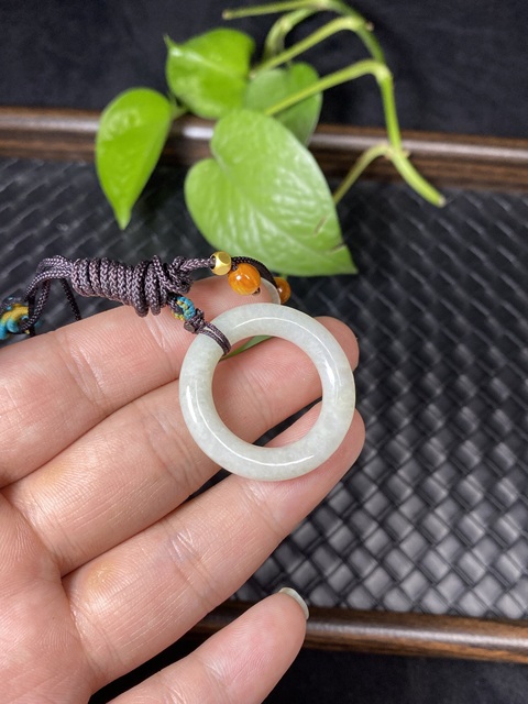 古玩玉器(一口價)清代天然翡翠雕“素紋環”拍賣,當前價格850元