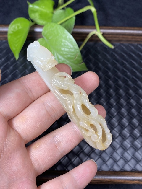 古玩玉器清代和田玉雕“蒼龍教子”帶鉤拍賣，當前價格15000元