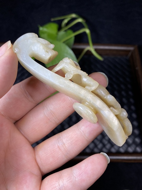 古玩玉器清代和田玉雕“蒼龍教子”帶鉤拍賣，當前價格15000元