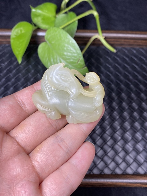 古玩玉器有年份的和田玉雕“馬上封侯”擺件拍賣，當前價格3500元