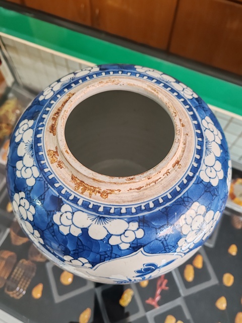 古玩陶瓷青花留白冰梅紋開光博古圖罐真品鑒賞圖