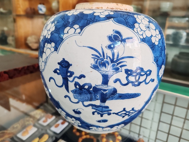 古玩陶瓷青花留白冰梅紋開光博古圖罐真品鑒賞圖