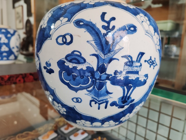 古玩陶瓷青花留白冰梅紋開光博古圖罐真品鑒賞圖