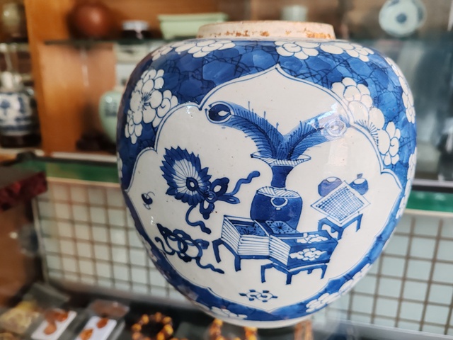 古玩陶瓷青花留白冰梅紋開光博古圖罐真品鑒賞圖