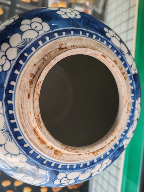 古玩陶瓷青花留白冰梅紋開光博古圖罐真品鑒賞圖