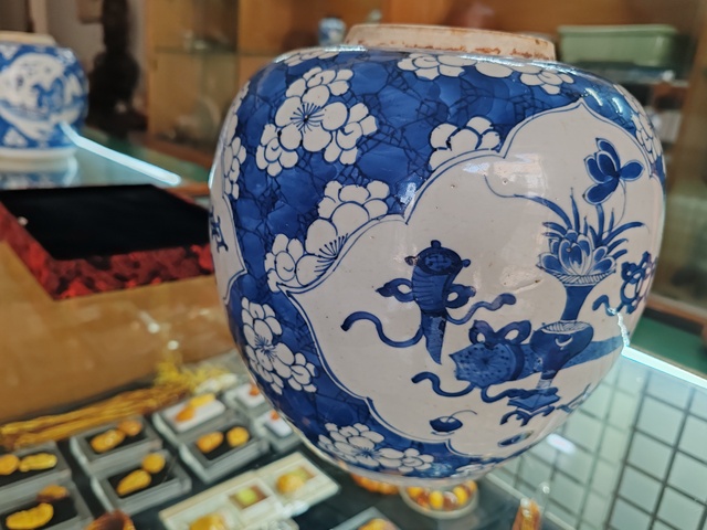 古玩陶瓷青花留白冰梅紋開光博古圖罐真品鑒賞圖