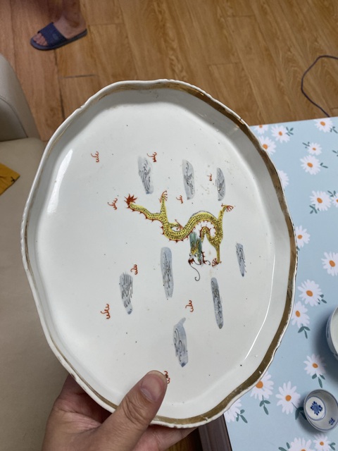 古玩陶瓷粉彩龍紋茶盤真品鑒賞圖