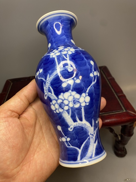 古玩陶瓷青花冰梅圖觀音瓶真品鑒賞圖
