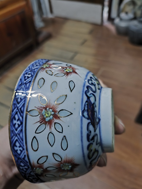 古玩陶瓷青花加彩花卉紋茶碗真品鑒賞圖