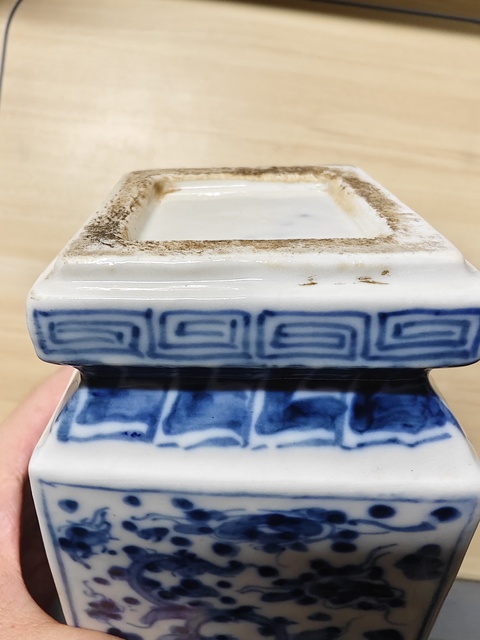 古玩陶瓷青花龍紋象耳瓶真品鑒賞圖