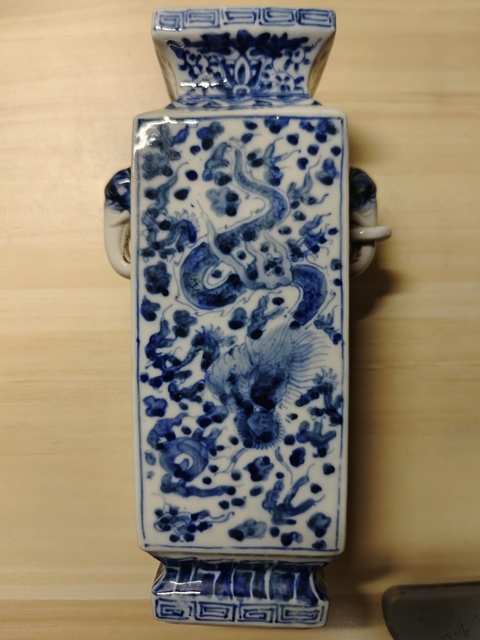 古玩陶瓷青花龍紋象耳瓶真品鑒賞圖