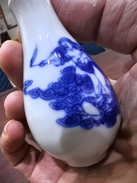 古玩陶瓷青花人物小瓶真品鑒賞圖