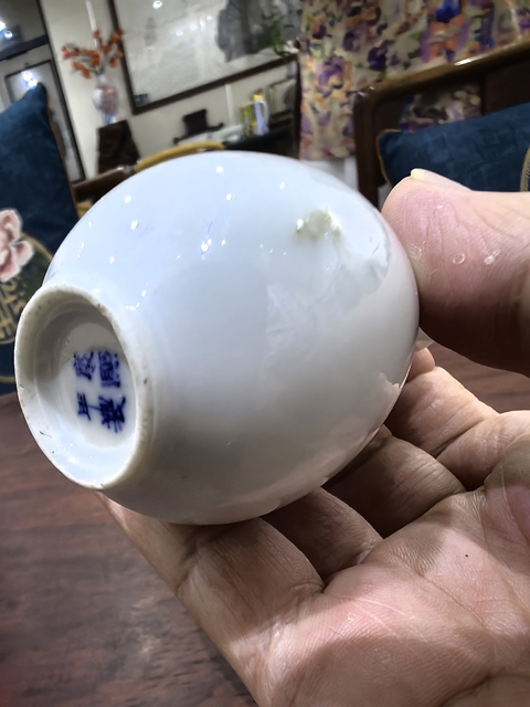 古玩陶瓷青花人物小瓶真品鑒賞圖