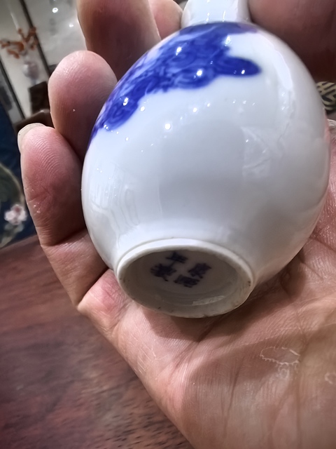 古玩陶瓷青花人物小瓶真品鑒賞圖