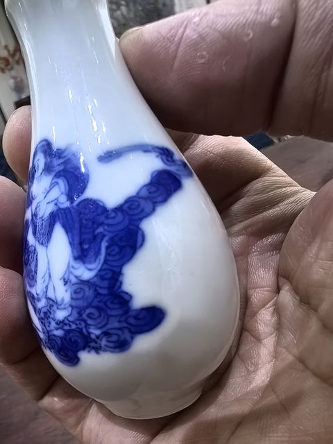 古玩陶瓷青花人物小瓶真品鑒賞圖