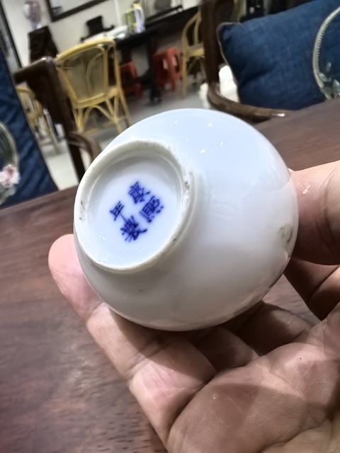 古玩陶瓷青花人物小瓶真品鑒賞圖