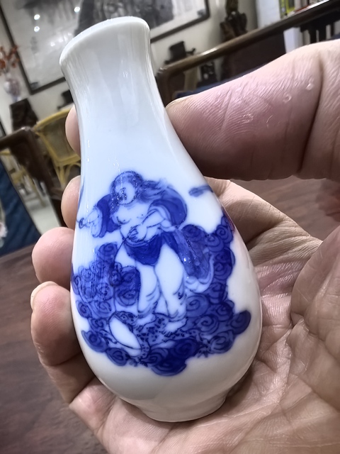 古玩陶瓷青花人物小瓶真品鑒賞圖
