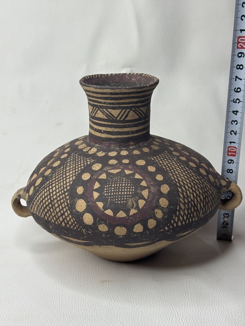 古玩陶瓷馬家窯文化-邊家林類型太陽(yáng)紋雙耳壺真品鑒賞圖
