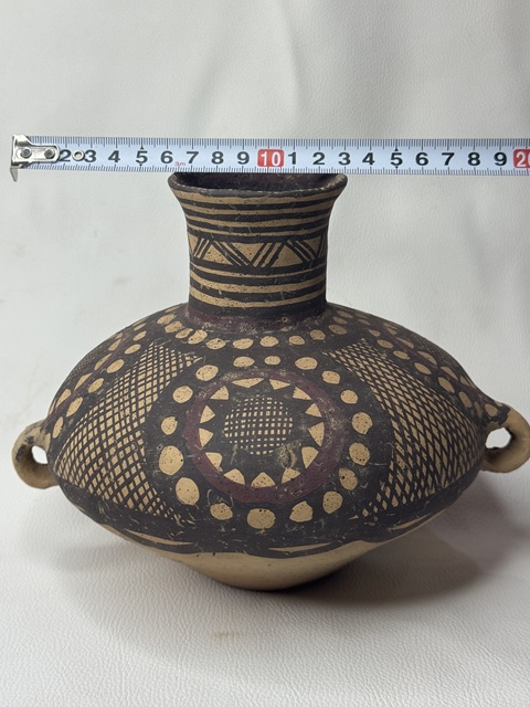 古玩陶瓷馬家窯文化-邊家林類型太陽(yáng)紋雙耳壺真品鑒賞圖