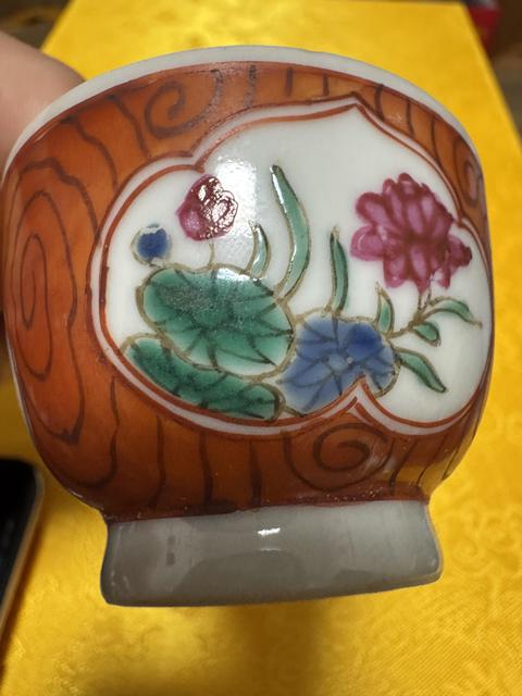 古玩陶瓷木紋釉開光花卉紋粉彩杯真品鑒賞圖
