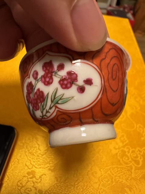 古玩陶瓷木紋釉開光花卉紋粉彩杯真品鑒賞圖