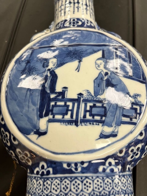 古玩陶瓷光緒仕女青花抱月瓶真品鑒賞圖