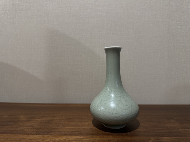 古玩陶瓷豆青釉刻花荸薺瓶真品鑒賞圖