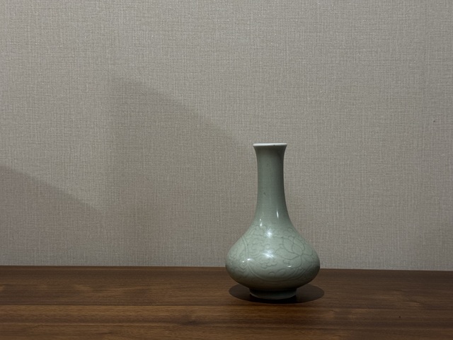 古玩陶瓷豆青釉刻花荸薺瓶真品鑒賞圖