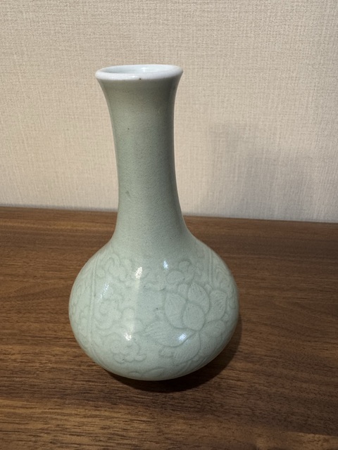 古玩陶瓷豆青釉刻花荸薺瓶真品鑒賞圖