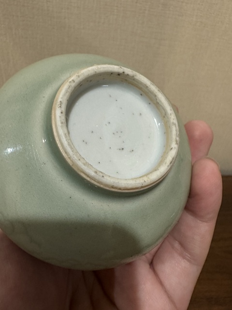 古玩陶瓷豆青釉刻花荸薺瓶真品鑒賞圖