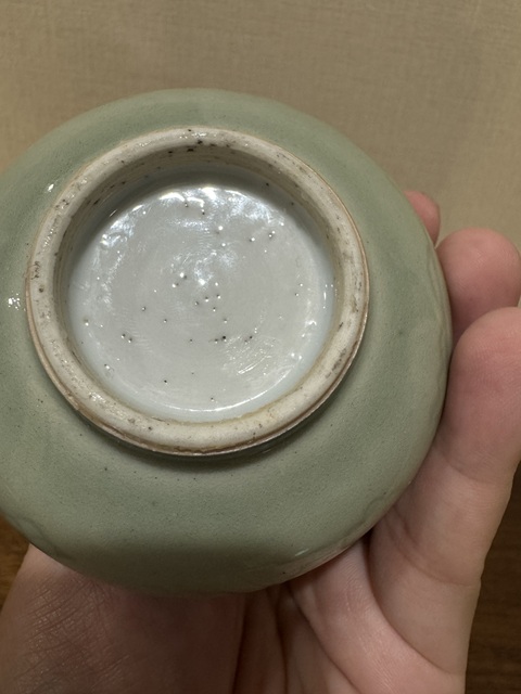 古玩陶瓷豆青釉刻花荸薺瓶真品鑒賞圖