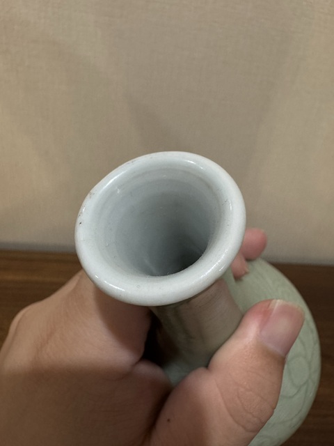 古玩陶瓷豆青釉刻花荸薺瓶真品鑒賞圖