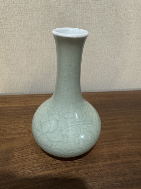 古玩陶瓷豆青釉刻花荸薺瓶真品鑒賞圖