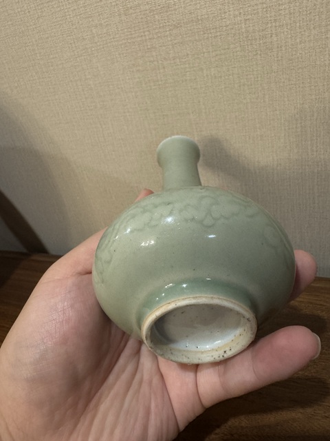 古玩陶瓷豆青釉刻花荸薺瓶真品鑒賞圖