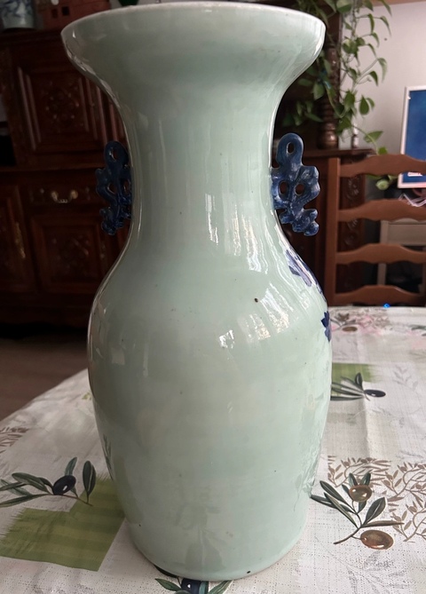 古玩陶瓷豆青青花堆白龍穿牡丹紋雙耳瓶真品鑒賞圖