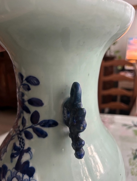 古玩陶瓷豆青青花堆白龍穿牡丹紋雙耳瓶真品鑒賞圖
