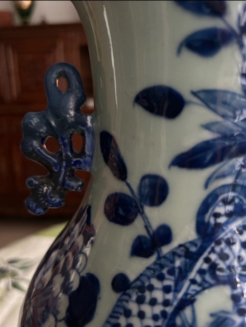 古玩陶瓷豆青青花堆白龍穿牡丹紋雙耳瓶真品鑒賞圖