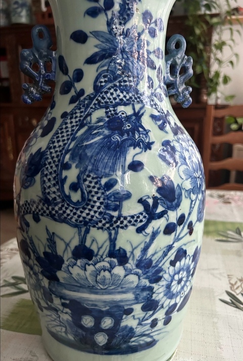 古玩陶瓷豆青青花堆白龍穿牡丹紋雙耳瓶真品鑒賞圖