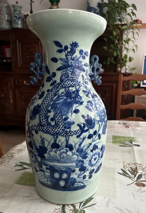 古玩陶瓷豆青青花堆白龍穿牡丹紋雙耳瓶真品鑒賞圖