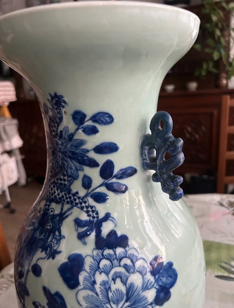 古玩陶瓷豆青青花堆白龍穿牡丹紋雙耳瓶真品鑒賞圖