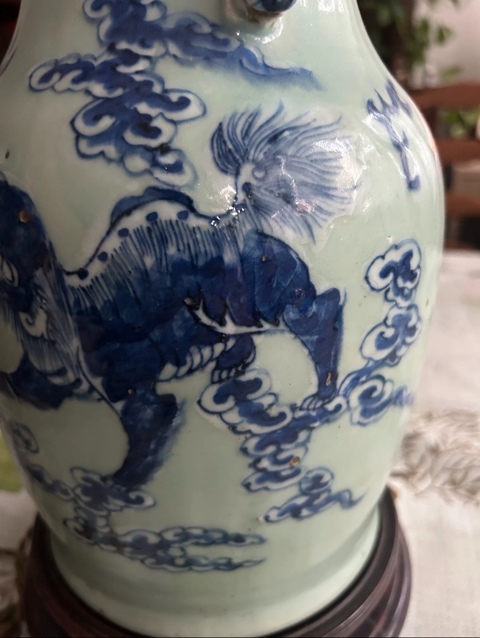 古玩陶瓷豆青青花堆白獅子滾繡球紋雙耳瓶真品鑒賞圖