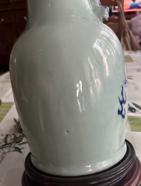 古玩陶瓷豆青青花堆白獅子滾繡球紋雙耳瓶真品鑒賞圖