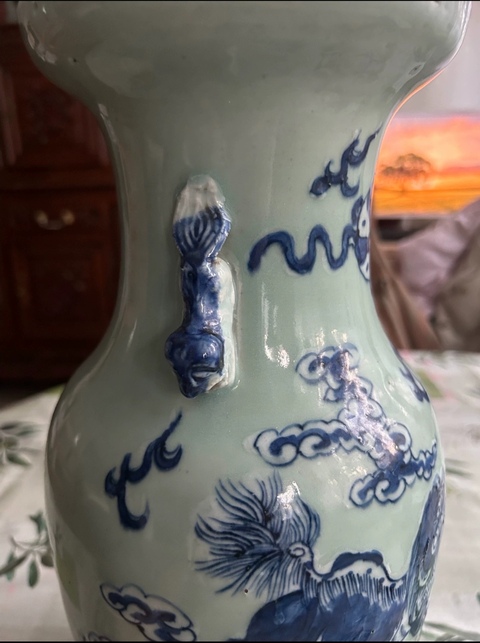 古玩陶瓷豆青青花堆白獅子滾繡球紋雙耳瓶真品鑒賞圖