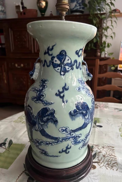 古玩陶瓷豆青青花堆白獅子滾繡球紋雙耳瓶真品鑒賞圖
