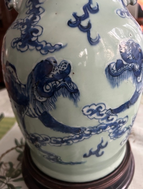 古玩陶瓷豆青青花堆白獅子滾繡球紋雙耳瓶真品鑒賞圖
