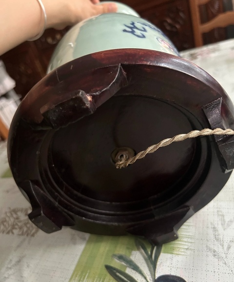 古玩陶瓷豆青青花堆白獅子滾繡球紋雙耳瓶真品鑒賞圖